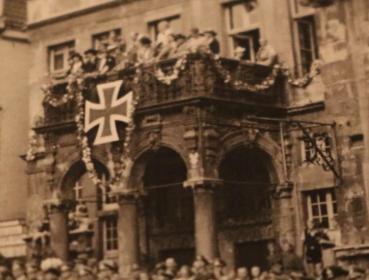 Preview: altes Foto - großer Empfang - Gebäude - Fahnen  - Ort ? großes Eisernes Kreuz am Eingang